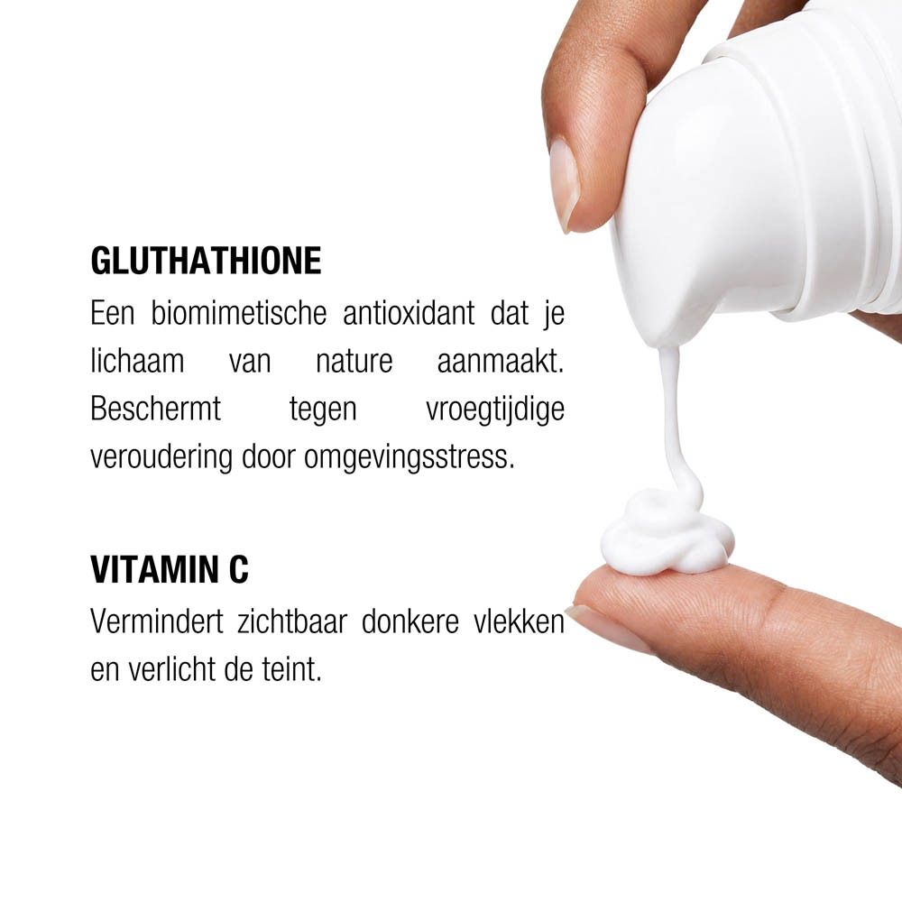Witte fles met pompdosering, 45 ml. Bevat Vitamine C en Hyaluronzuur.