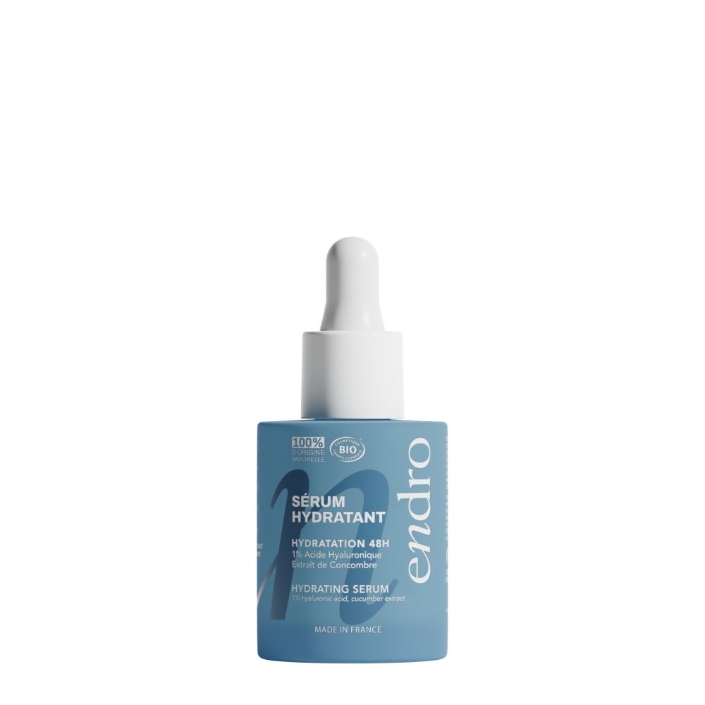 Blauwe flacon met druppelsluiting, opschrift "Hydrating Serum", "Made in France".