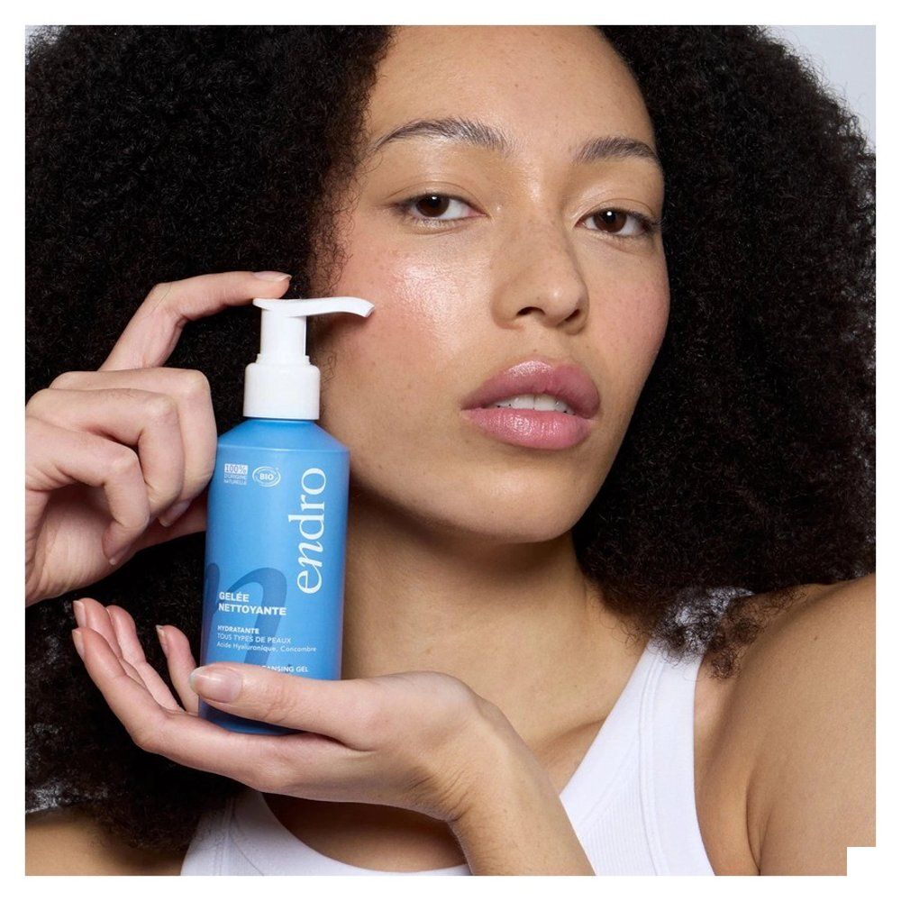 Achterkant van een blauwe fles met pompdosering, Endro Gel Nettoyant, met ingrediënten.