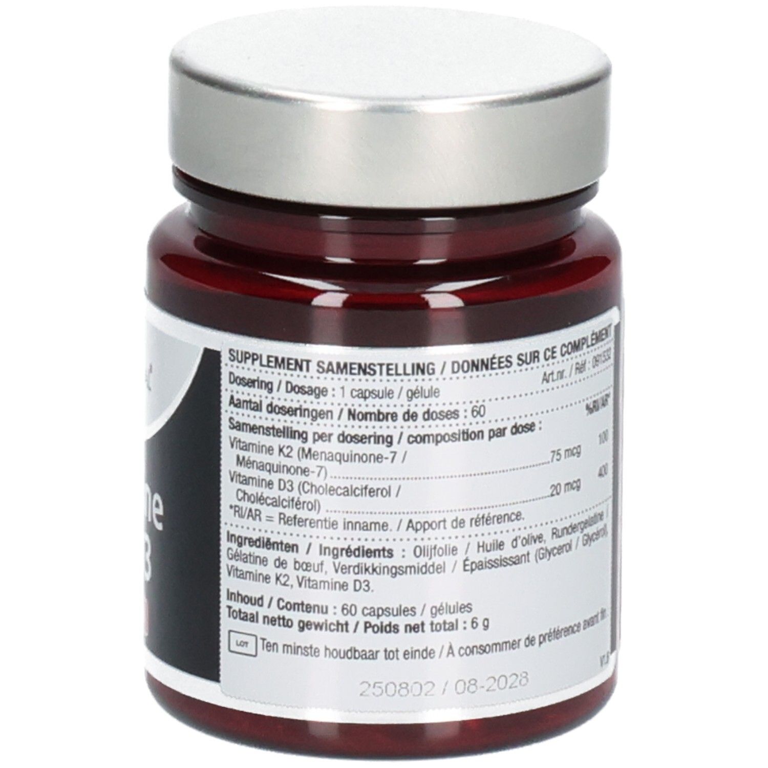 Bruine glazen fles met zilveren dop. Achterkant met tekst. Ingrediënten en voedingswaarden.