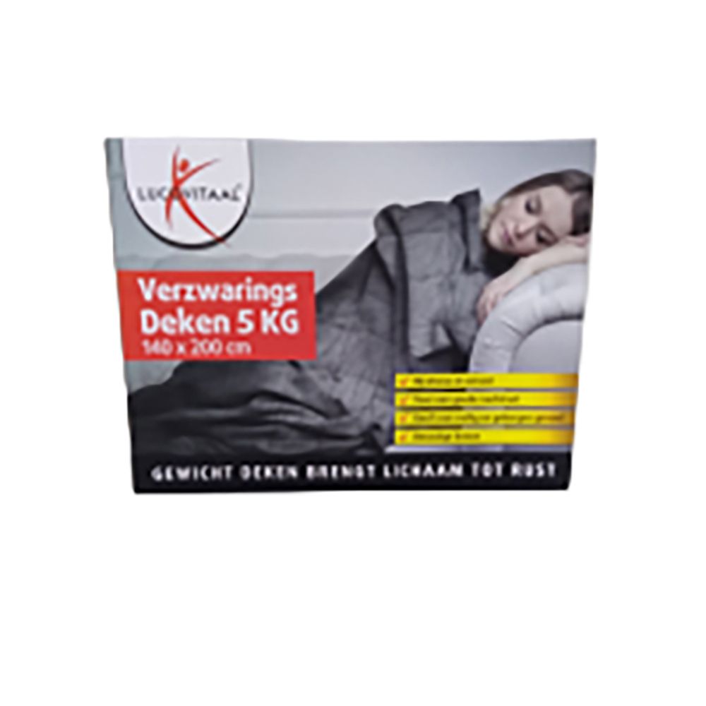 Verzwaringsdeken 5 KG. Vrouw met deken op bank. Logo Lucovitaal. Tekst: Gewicht deken brengt lichaam tot rust. Verpakking.