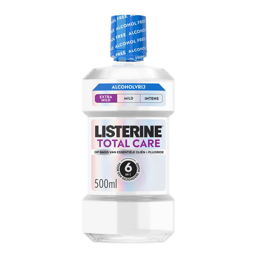 Listerine Total Care Extra Mild mondspoeling, fles met focus op het etiket.