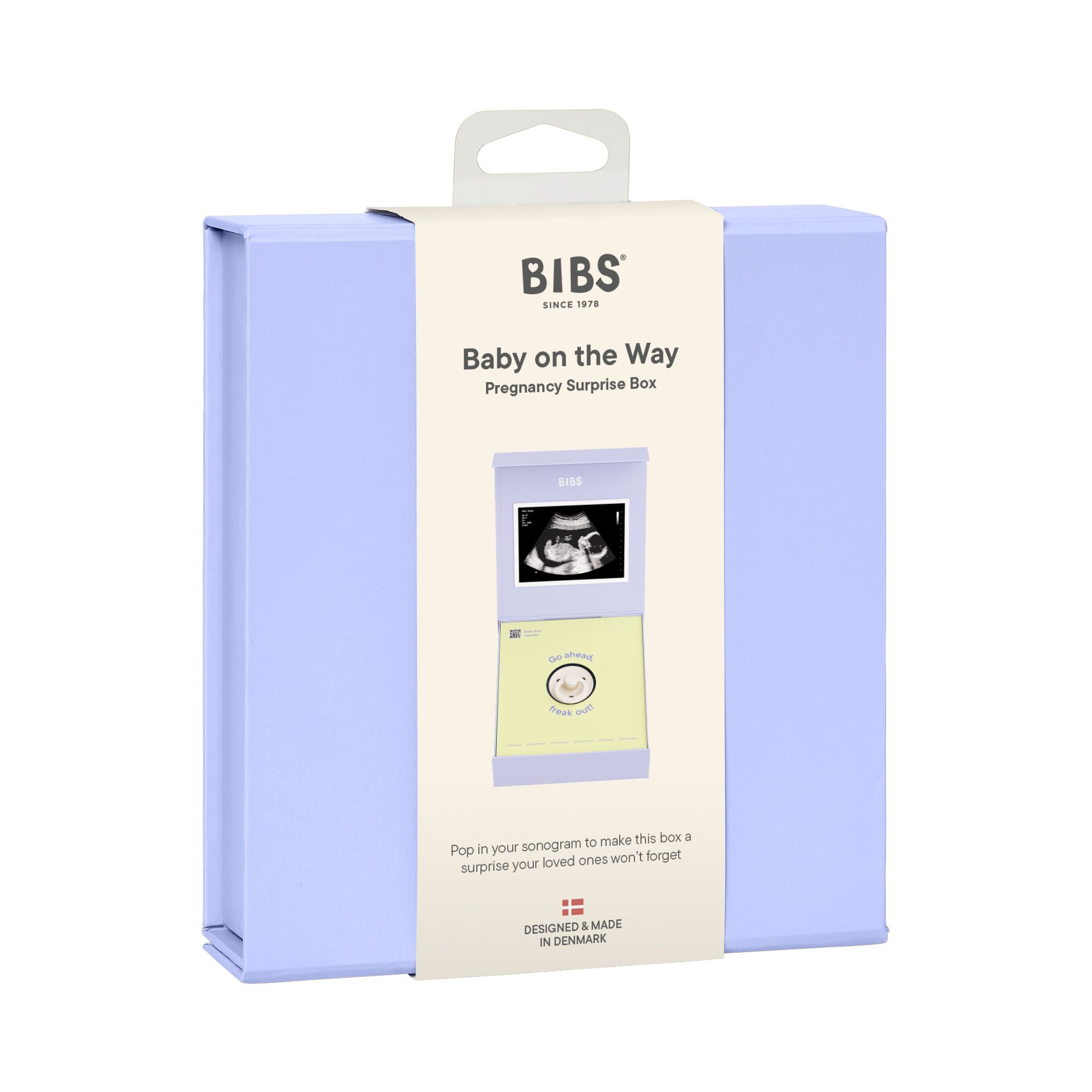 Lichtblauwe geschenkdoos met opdruk. Op de voorkant staat "Baby on the Way".