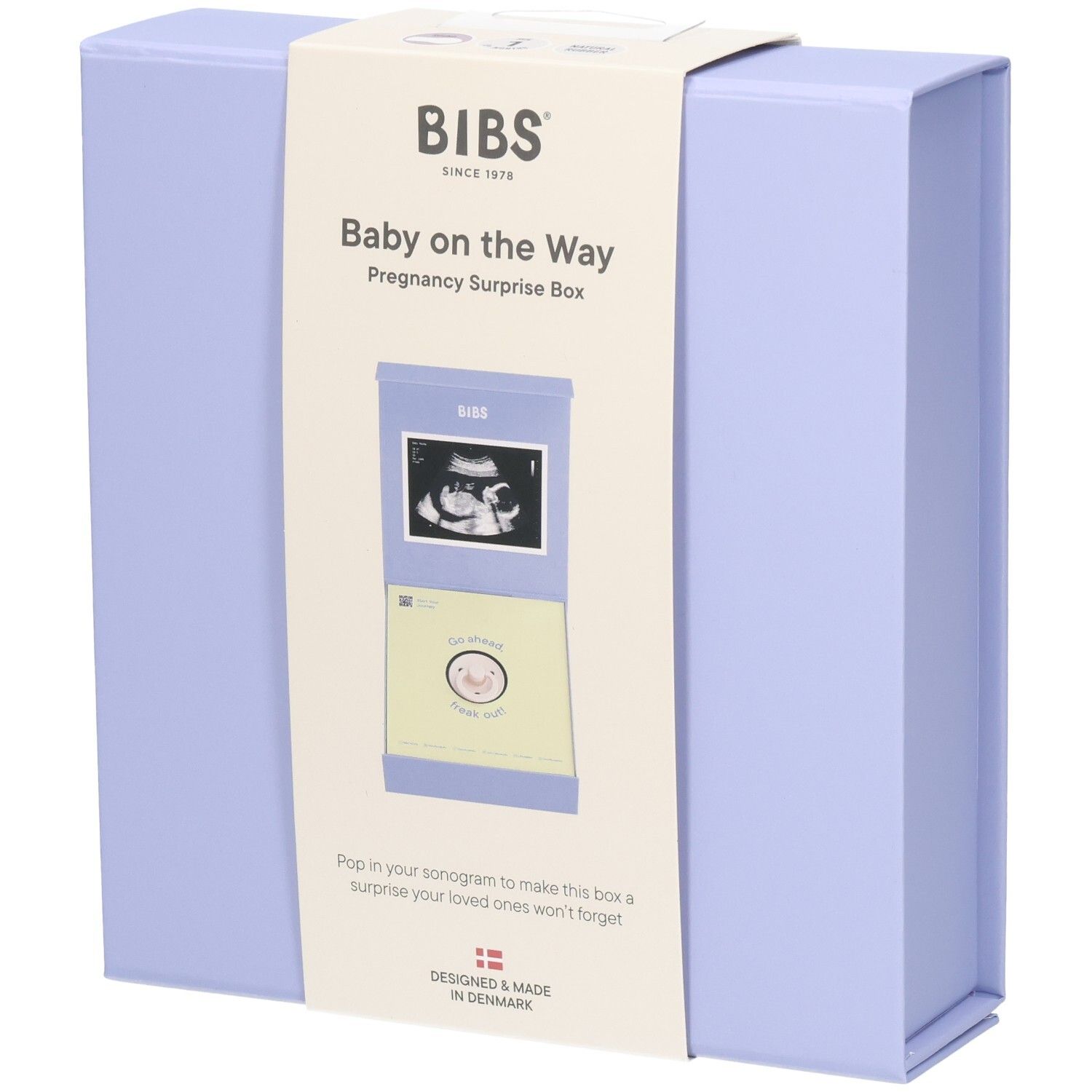 Lichtblauwe geschenkdoos met opdruk. Op de voorkant staat "Baby on the Way". Bevat ruimte voor een echo.