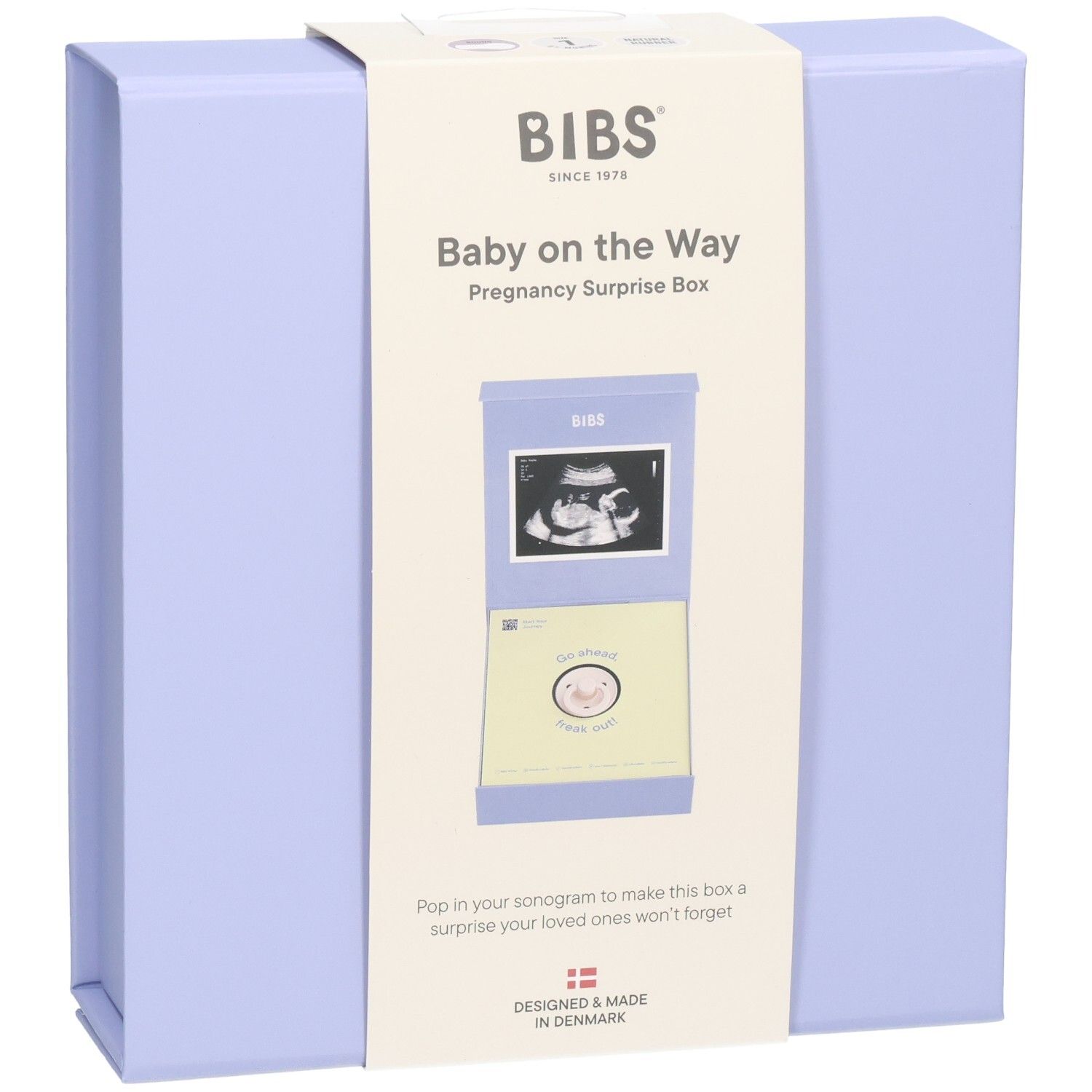 Lichtblauwe geschenkdoos met opdruk. Op de voorkant staat "Baby on the Way". Bevat ruimte voor een echo.
