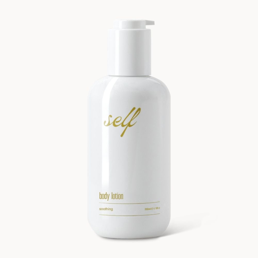 Witte fles met pompdosering, 'self body lotion' in goud opgedrukt.