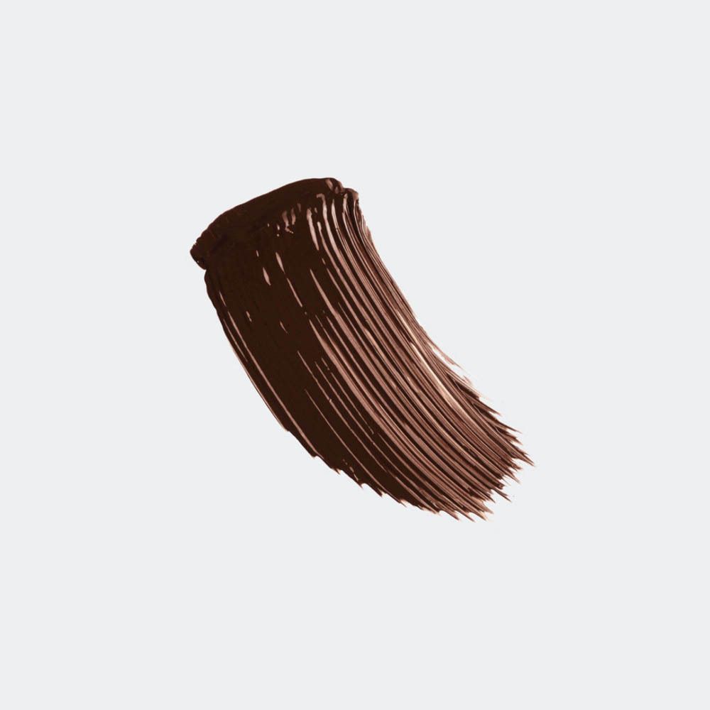 Applicateur de mascara brun foncé avec une traînée de couleur.