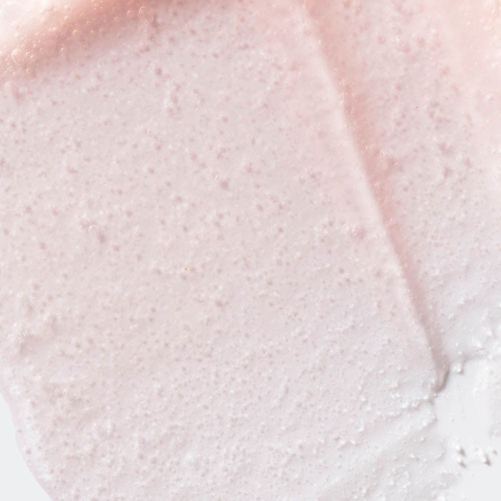 Visage d'une femme, divisé : à gauche impur, à droite avec de la mousse.
