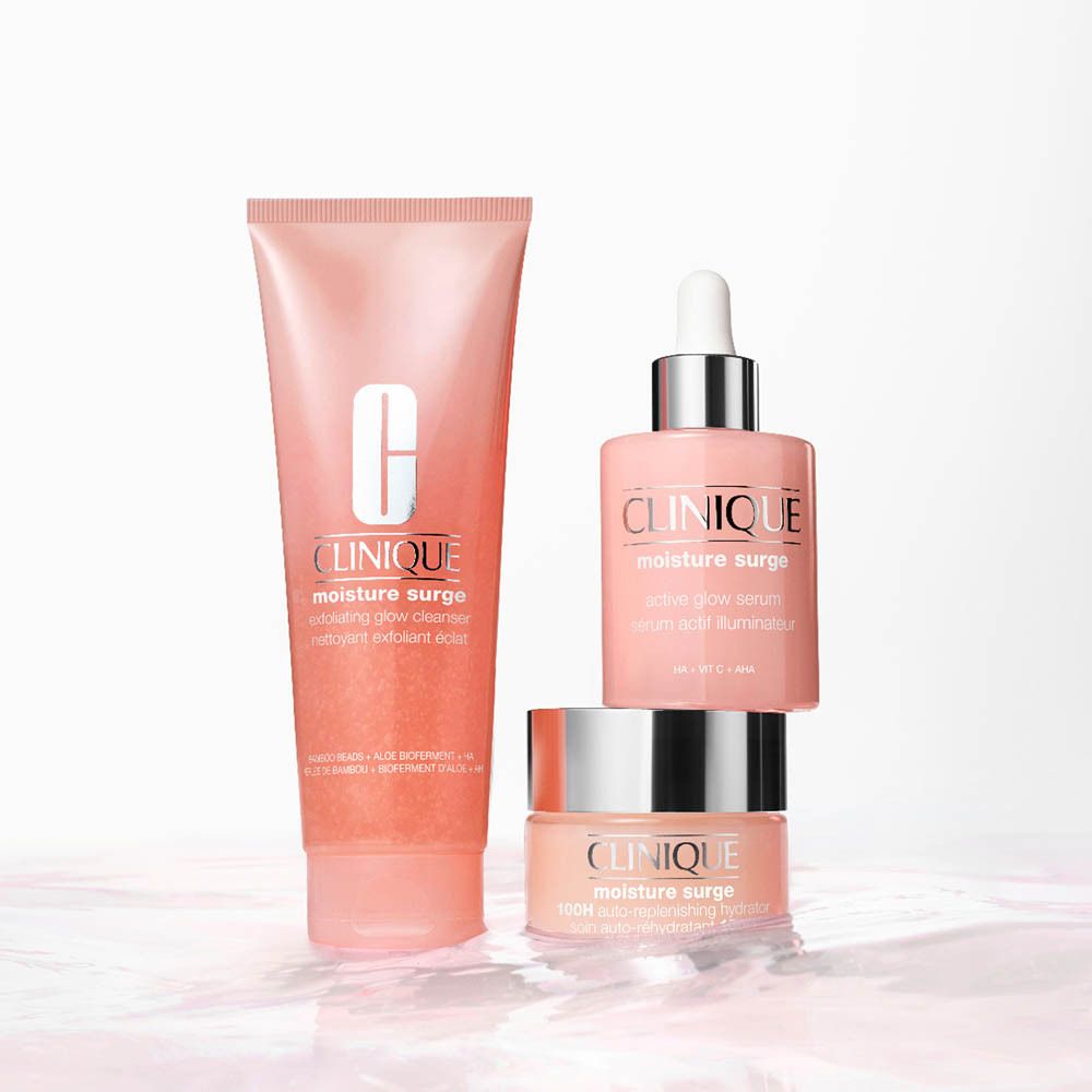 Clinique Moisture Surge Exfoliating Glow Cleanser dans un tube rose.