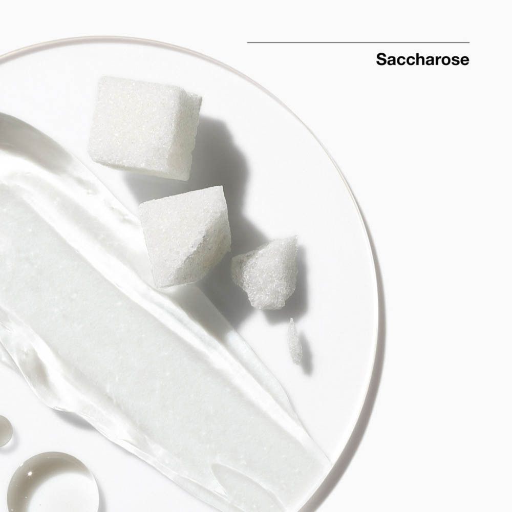 Dés de sucre sur une surface transparente avec du gel.
