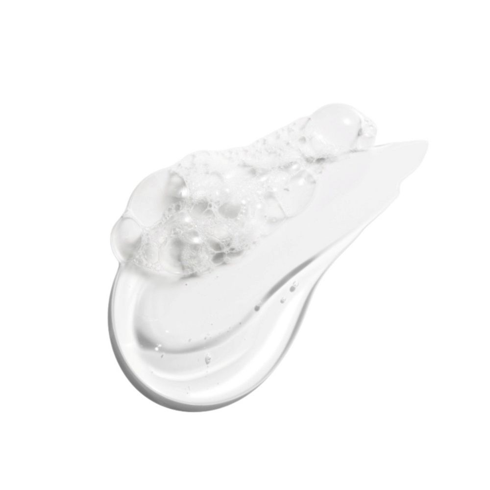 Een druppel heldere gel met schuimende belletjes op een witte achtergrond.