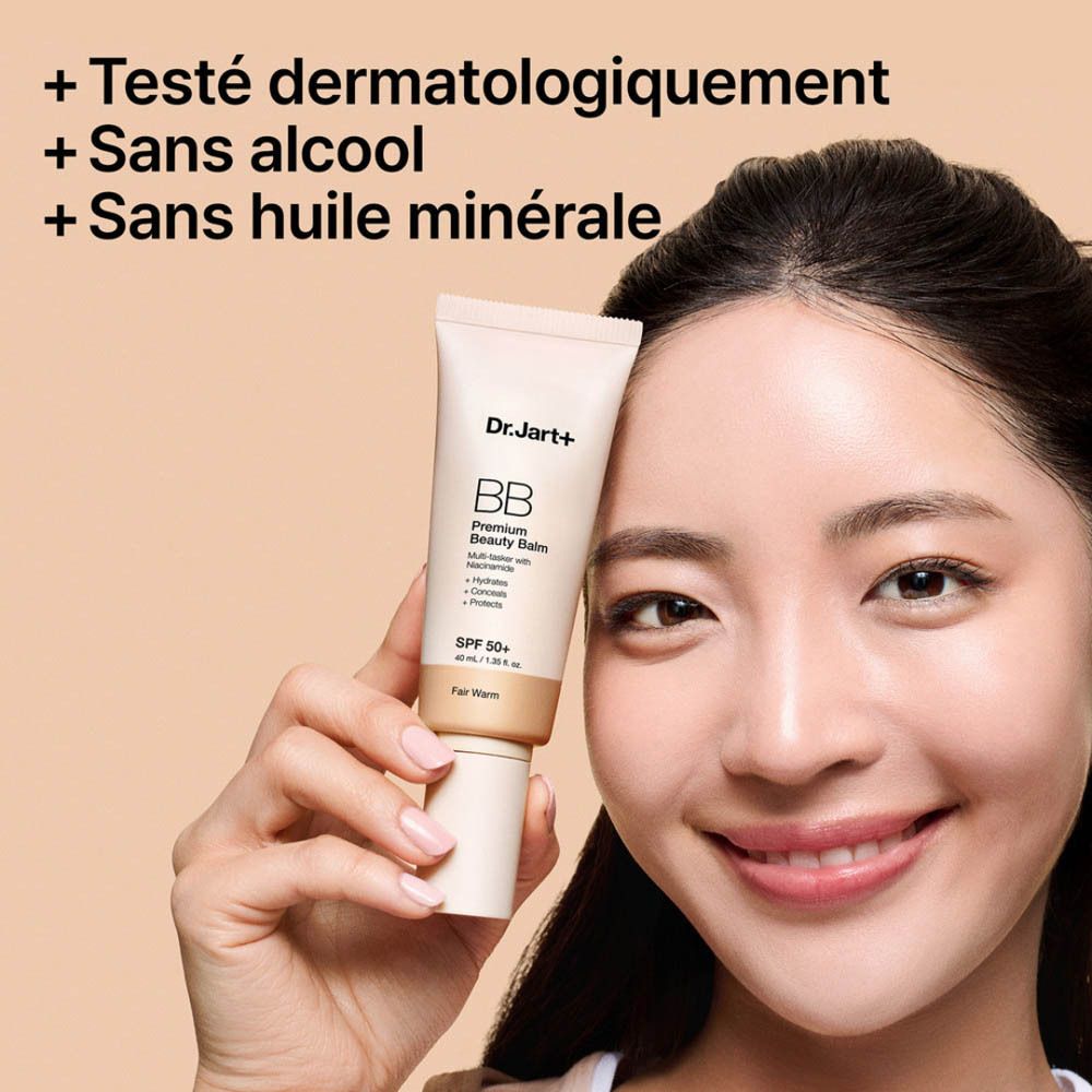Vrouw houdt Dr.Jart+ BB Premium Beauty Balm, Tan, SPF 50+ vast. Tekst: Dermatologisch getest, Alcoholvrij, Mineraalolievrij.