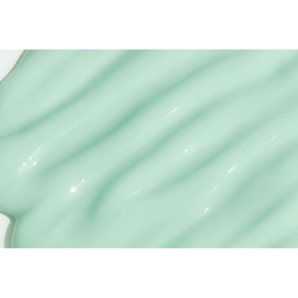 Een hand houdt een Heliocare UV Repair Gel-Crème tube vast tegen een witte achtergrond.