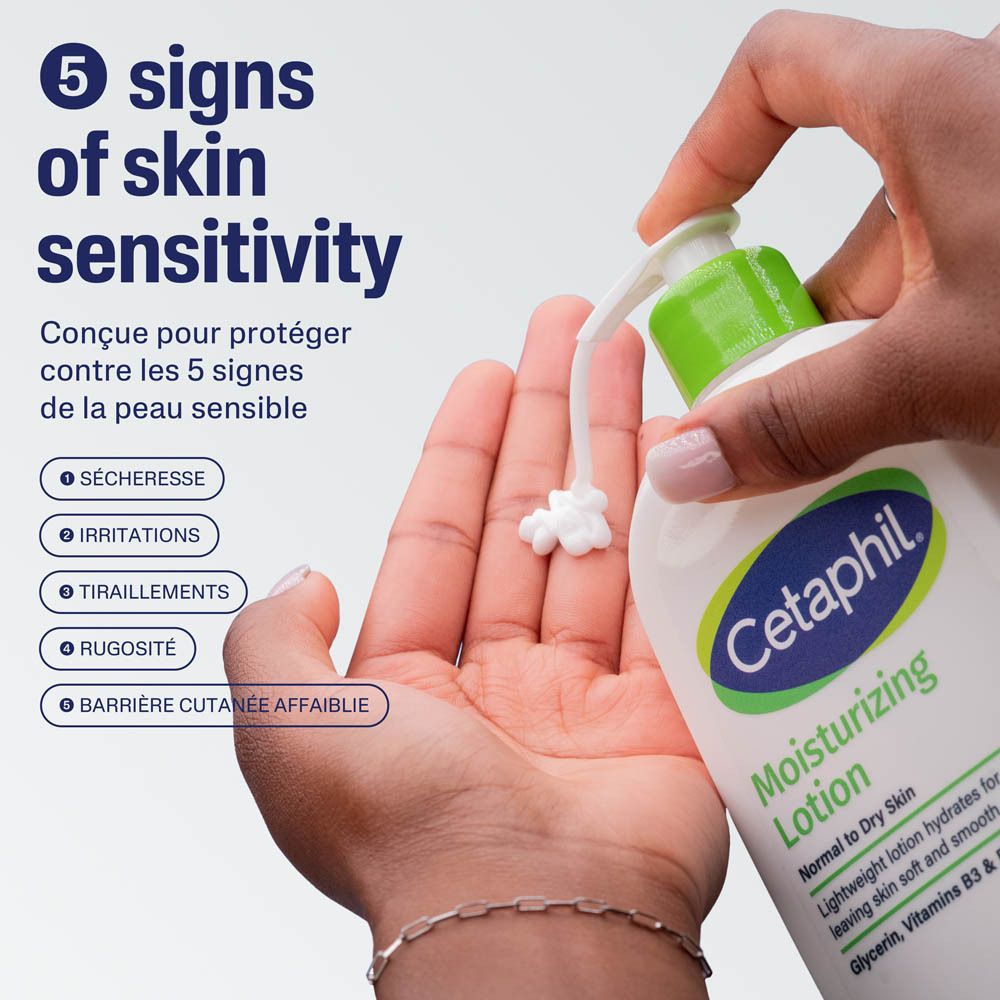 Lotion hydratante Cetaphil dans une main, avec un distributeur à pompe et une touche de lotion dans l'autre main.