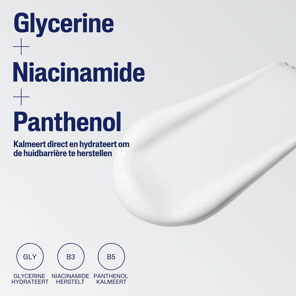 Crèmetextuur met glycerine, niacinamide en panthenol op witte achtergrond.