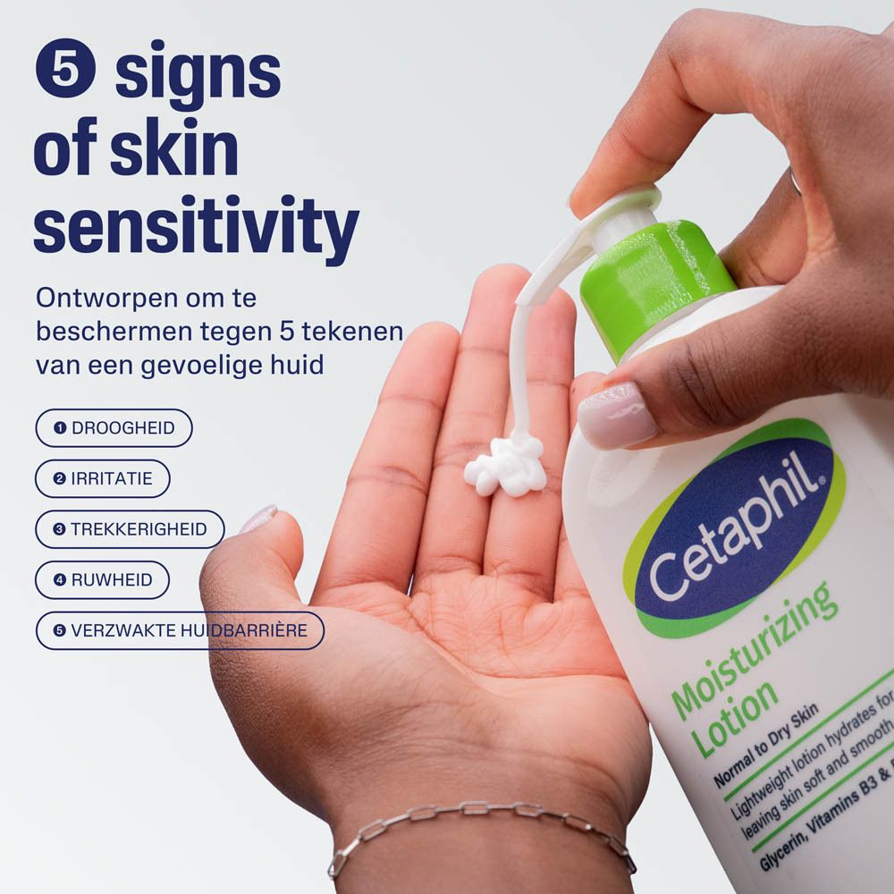 Crèmetextuur met glycerine, niacinamide en panthenol op witte achtergrond.