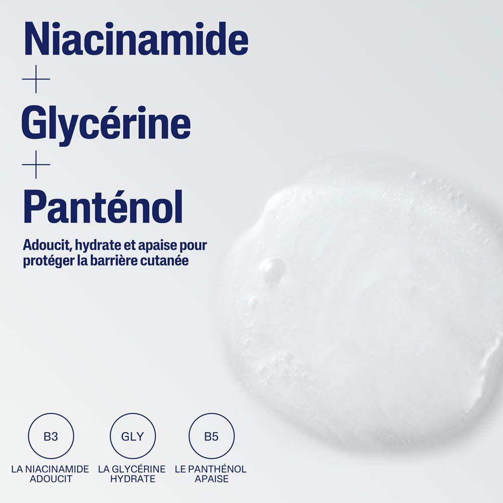 Gros plan d'un visage se tenant les mains sur le visage, avec le texte "95% ont trouvé qu'il apaisait leur peau".
