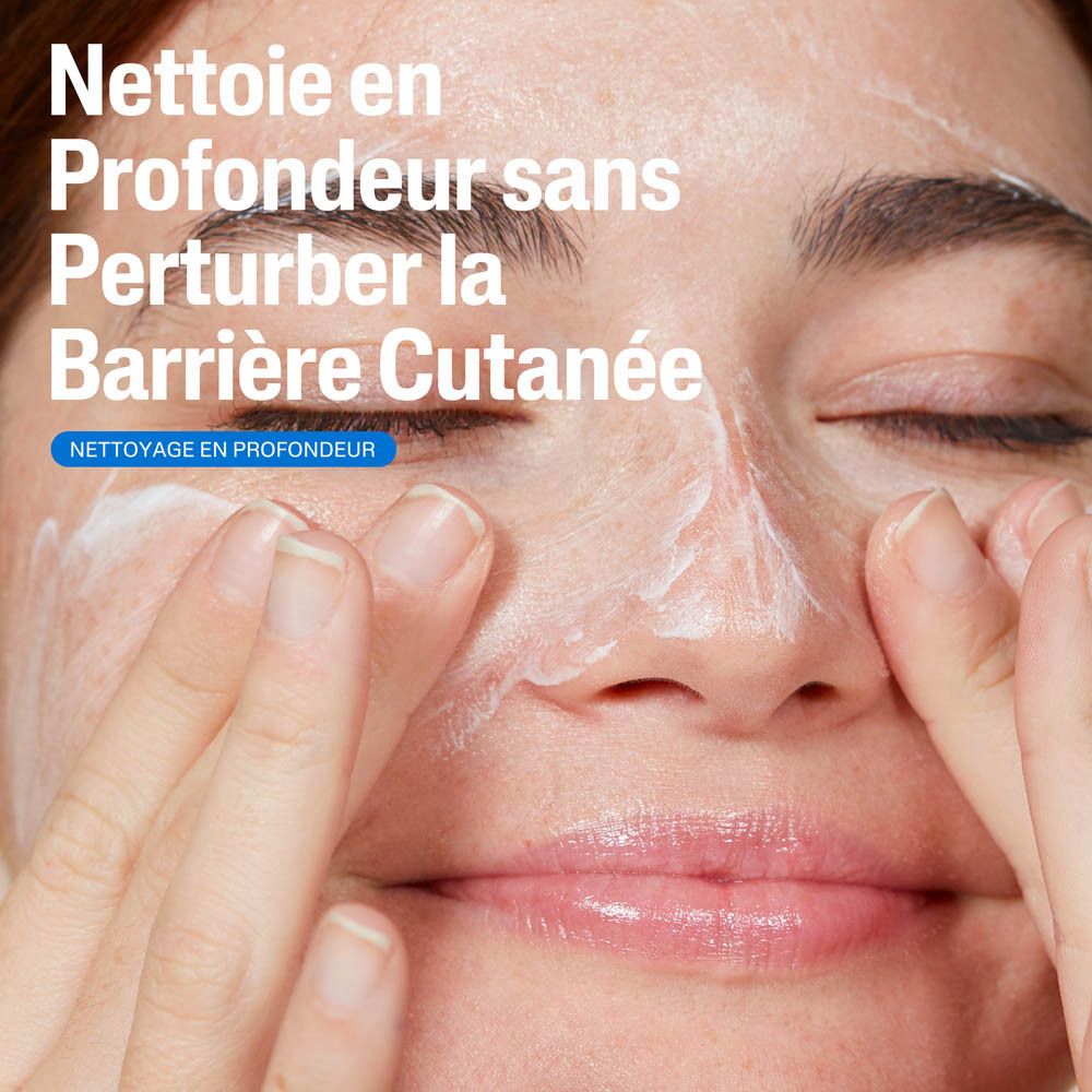 Femme nettoyant son visage avec le nettoyant Cetaphil.