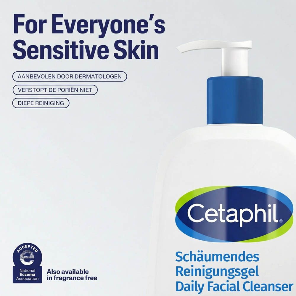 Vrouw reinigt haar gezicht met Cetaphil reiniger.