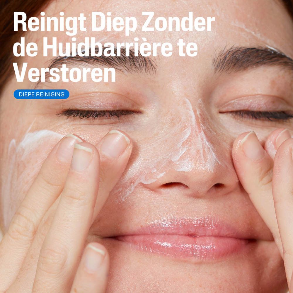 Vrouw met stralende glimlach, 100% vond het vuil verwijderen.