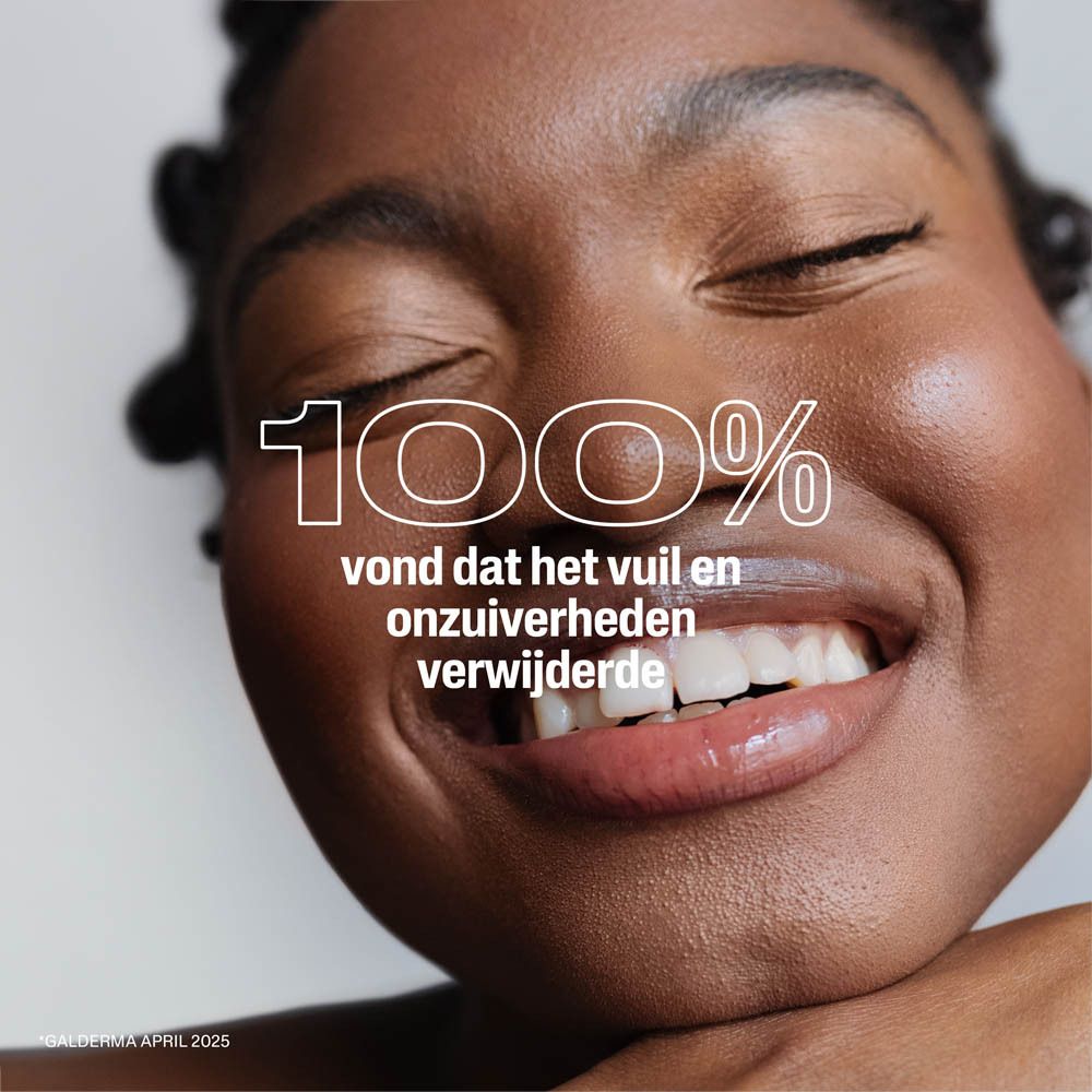 Cetaphil reiniger in de handpalm gegoten.