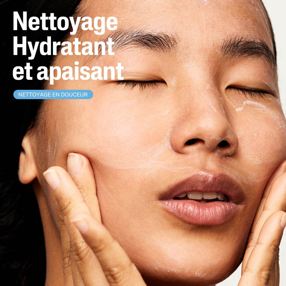 Femme aux yeux fermés appliquant le Nettoyant doux pour la Peau Cetaphil.