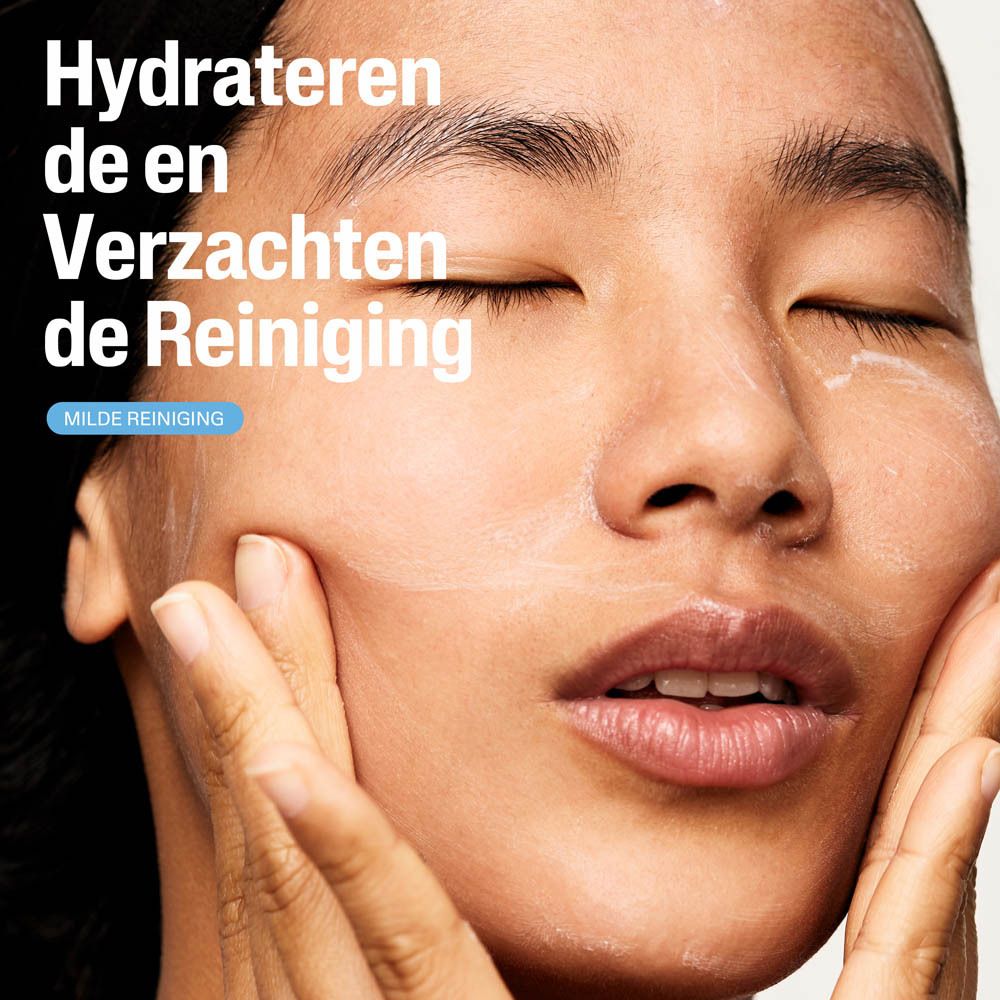 Vrouw reinigt gezicht met Cetaphil reinigingslotion voor milde reiniging.