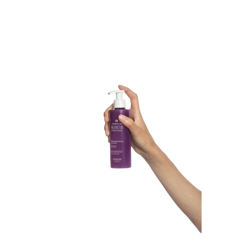 Achterkant van de Neoretin Discrom Control Microexfoliating Cleanser met barcode en productinformatie.