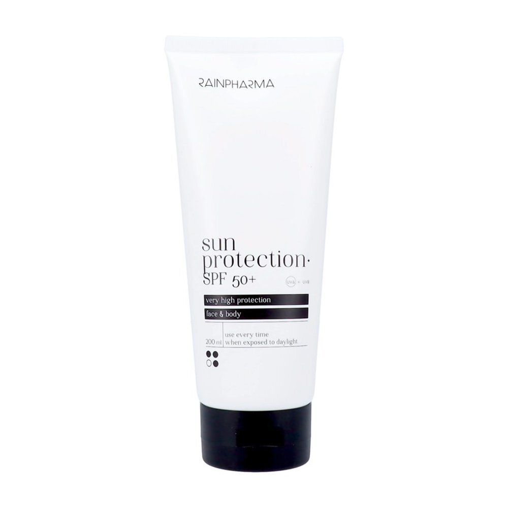 Achterkant van een witte tube met zwarte dop, Rainpharma Sun Protection SPF 50+, met gebruiksinstructies en ingrediënten.
