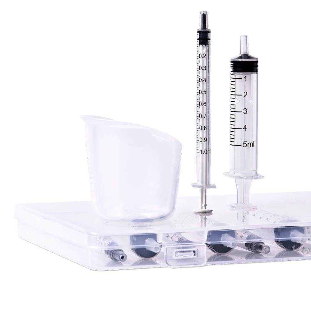 Elvie Colostrum Collection Kit verpakking met twee spuiten en een beker.