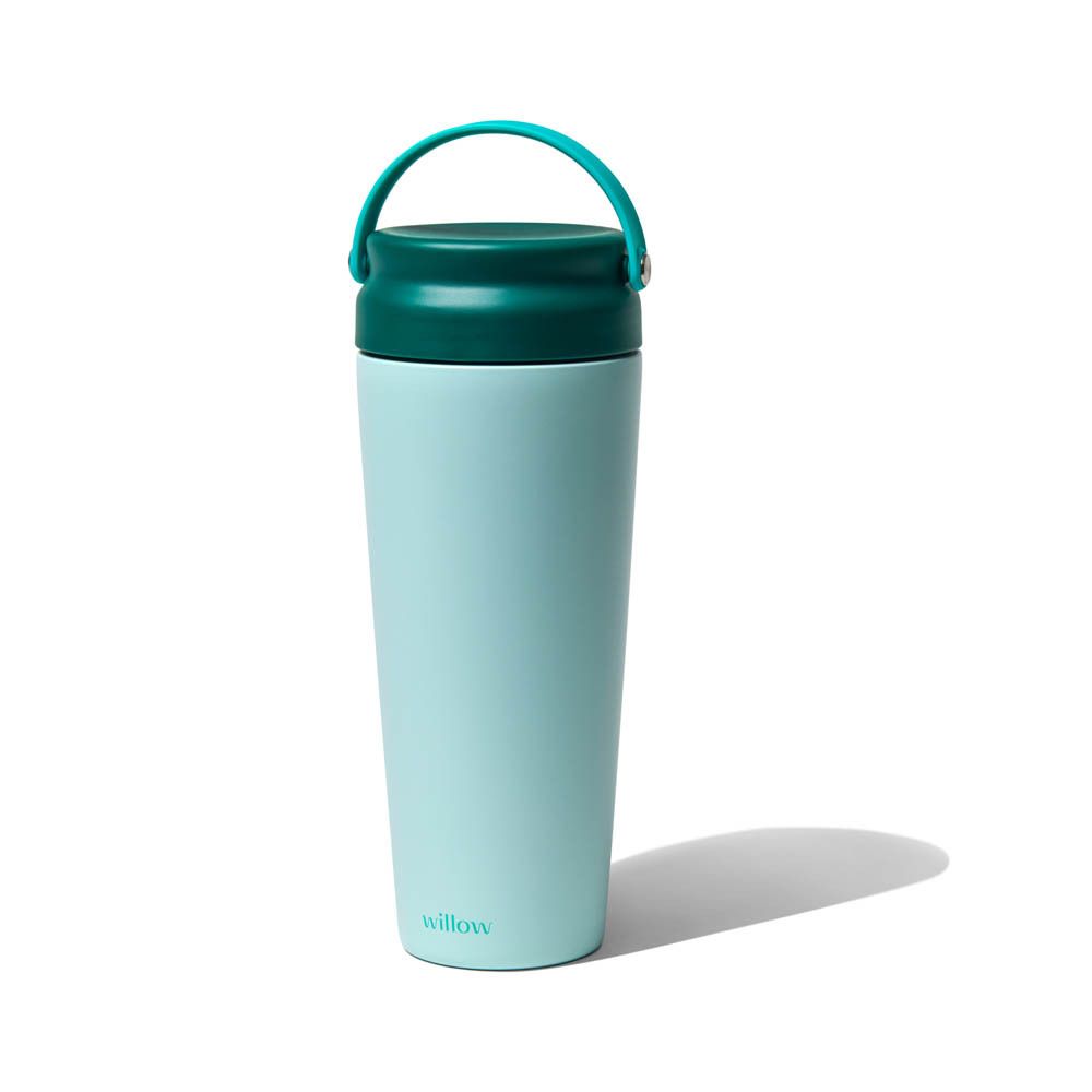 Bouteille Elvie pour lait maternel bleu clair avec couvercle et anse foncés. La boîte présente le produit.
