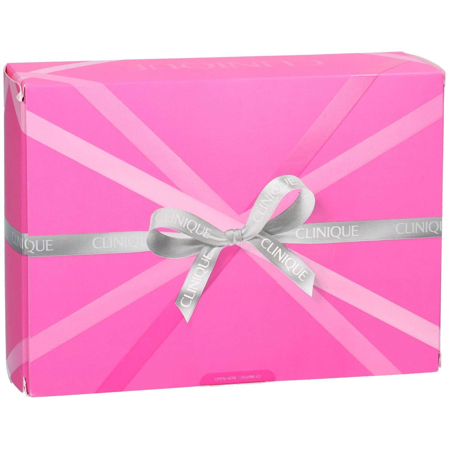 Boîte cadeau rose avec ruban argenté et nœud, logo Clinique.