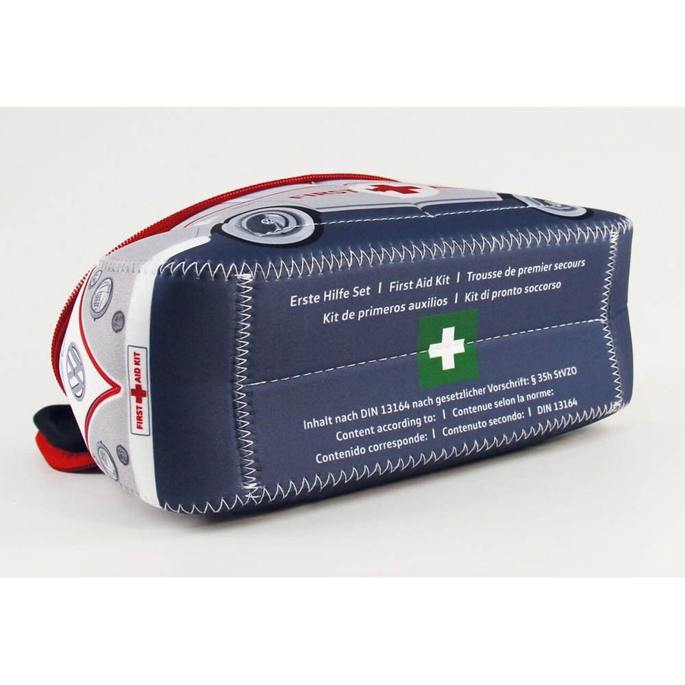 Trousse de premiers soins en combi VW, vue latérale avec "First Aid" et croix.