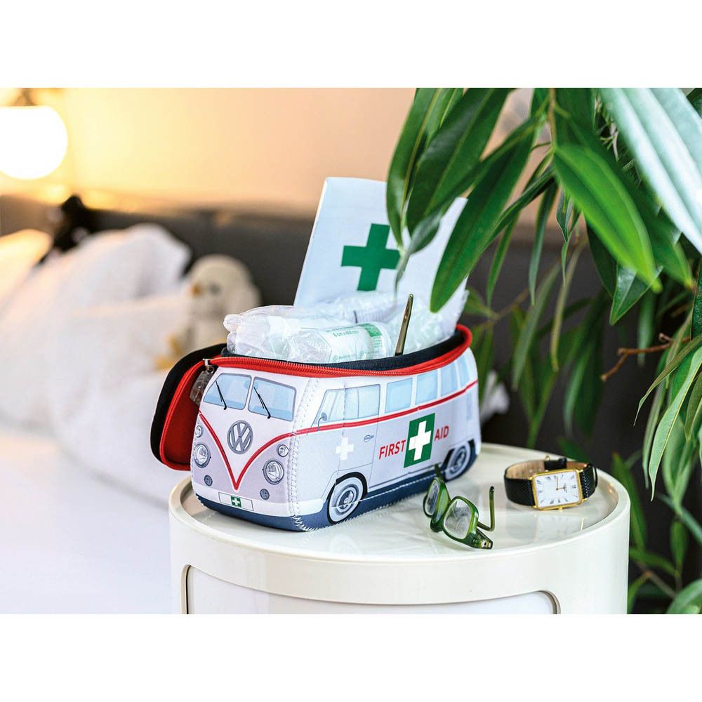 Eerstehulp-tas als VW bus, zijaanzicht met "First Aid" opschrift en kruis.
