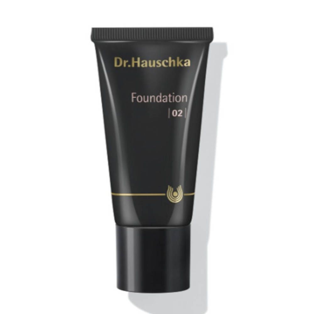 Zwarte tube met gouden tekst. Bovenin "Dr. Hauschka", daaronder "Foundation 02". Gouden logo eronder.