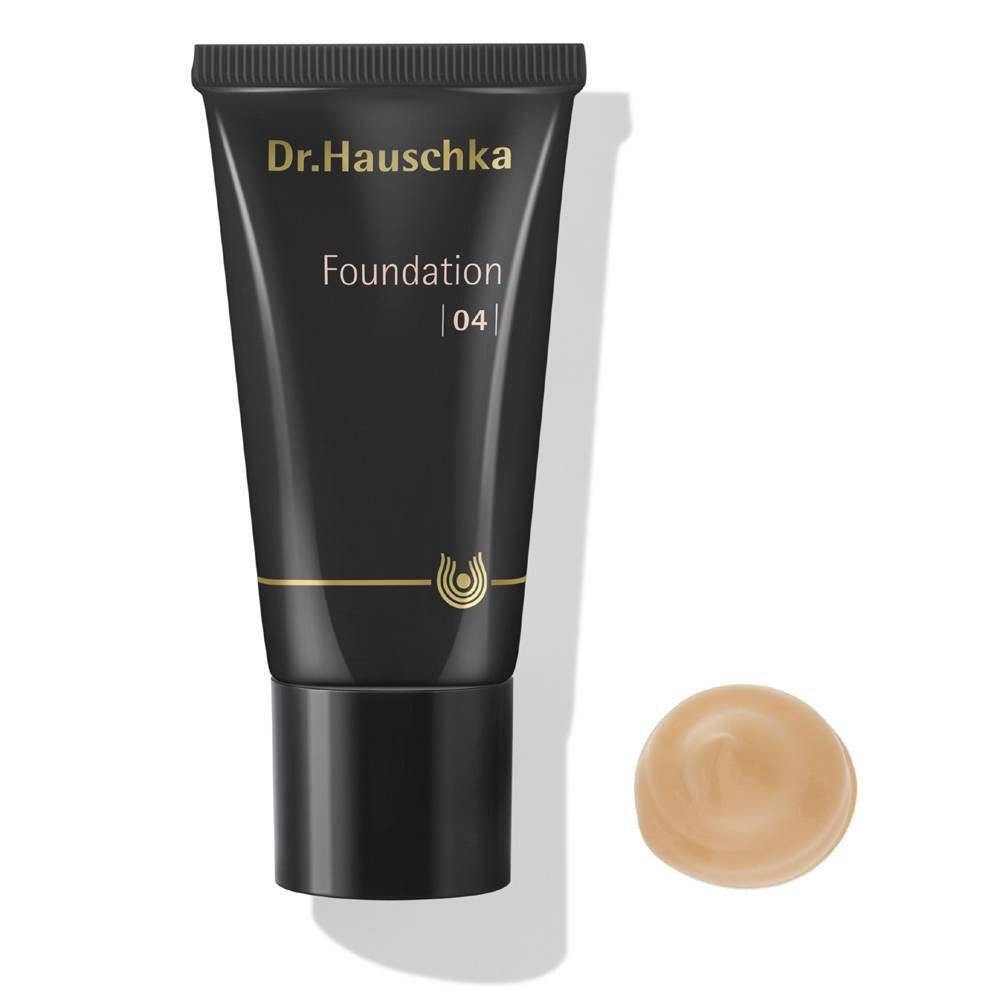 Zwarte tube met opschrift Dr. Hauschka, Foundation 04. Daarnaast een klodder foundation.