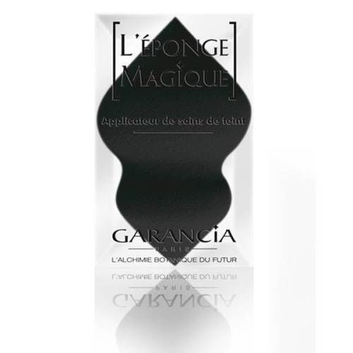 Éponge noire dans emballage. Texte: L'Eponge Magique, Garancia.