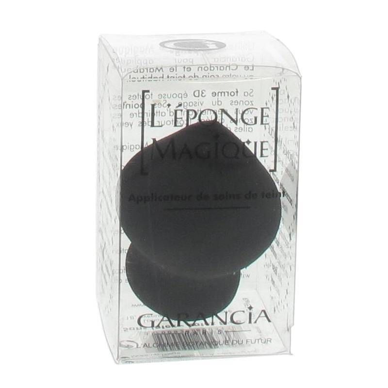 Éponge noire dans emballage transparent. Texte: L'Eponge Magique, Garancia.