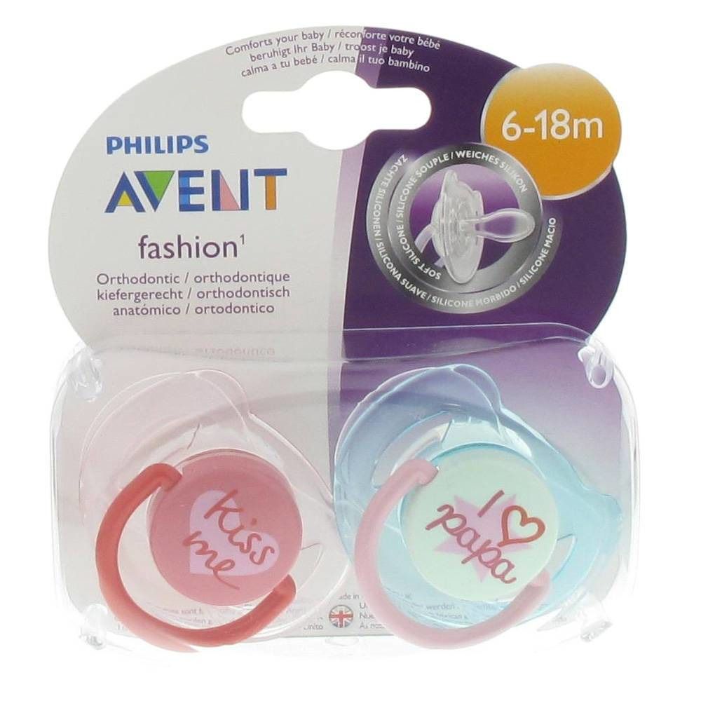 Twee fopspenen in verpakking. Roze en blauw. Opschriften "Kiss me" en "I love papa". Aanbevolen voor 6-18 maanden.