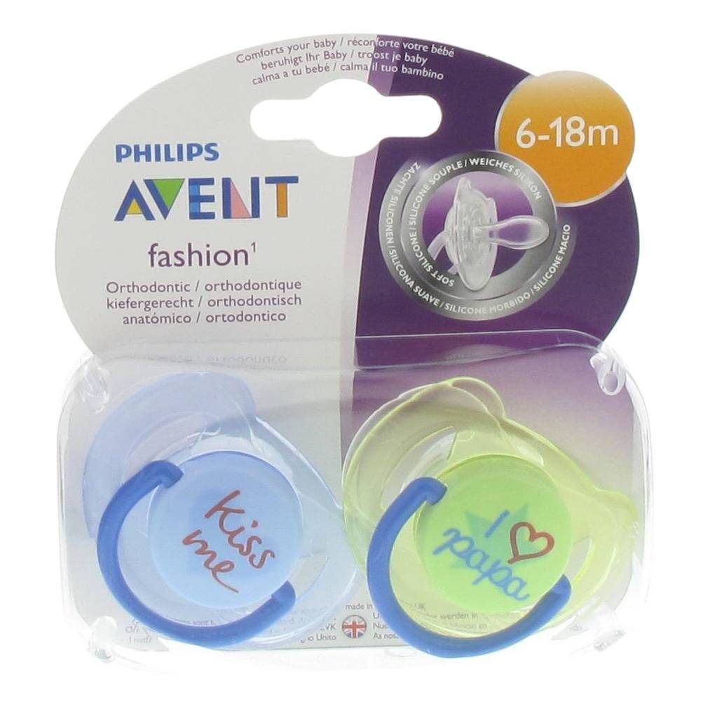 Deux sucettes dans un emballage blister. Bleue et verte, avec les inscriptions "Kiss me" et "I love papa". Recommandé pour 6-18 mois.