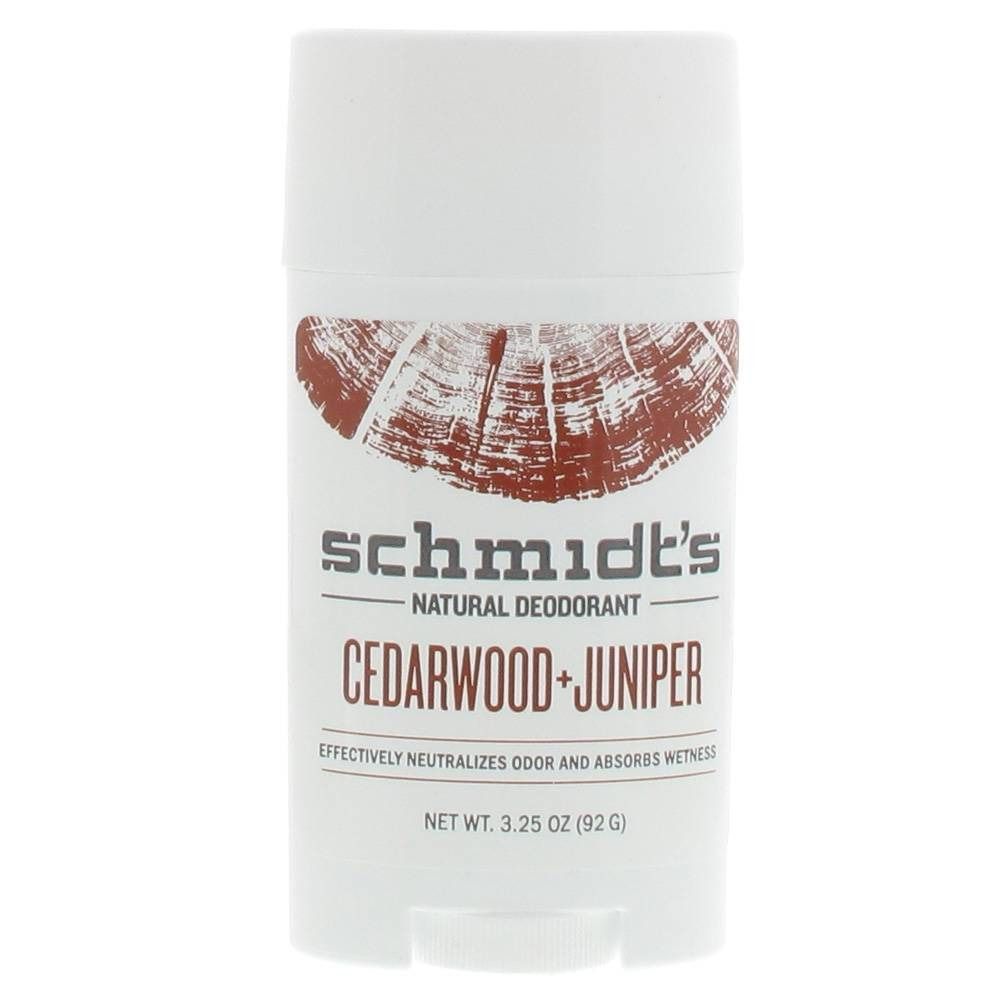 Witte deodorantstick met bruine opdruk. Opschrift: Schmidt's Natural Deodorant Cedarwood + Juniper. Nettogewicht: 3,25 oz (92 g).