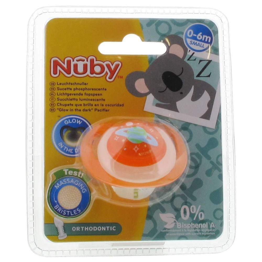 Verpakking met fopspeen. Oranje-wit ontwerp met planeetmotief. Merk Nuby. Aanbevolen voor 0-6 maanden. Orthodontisch.