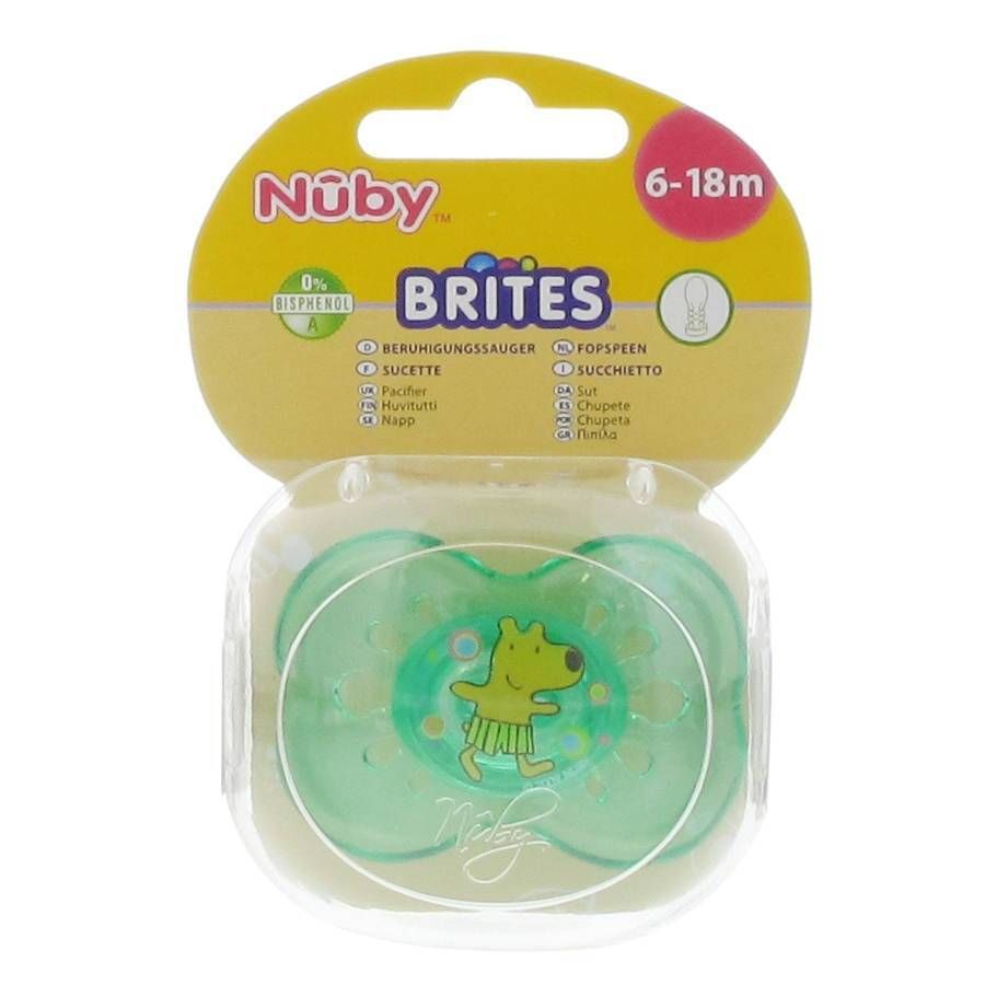 Groene fopspeen in verpakking. Op de verpakking staat "Nûby Brites" en "6-18m". De fopspeen heeft een berenontwerp.