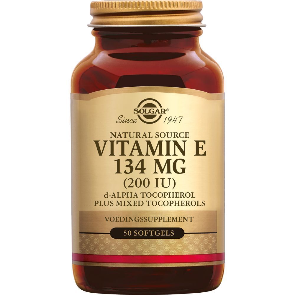 Bruine glazen fles met gouden dop. Etiket met productinfo: Vitamine E 134 mg, 50 softgels.