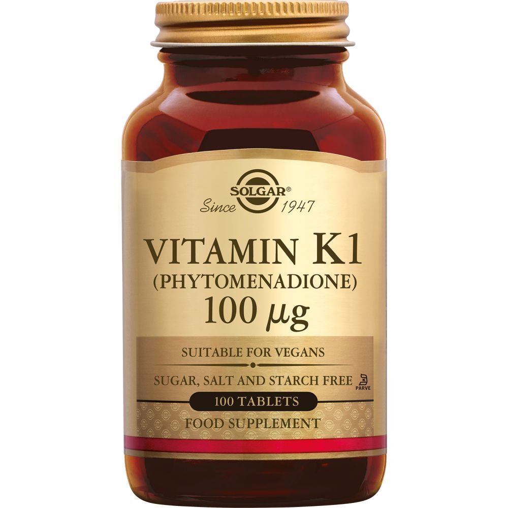 Bruine glazen fles met gouden dop. Etiket met "Vitamin K1 100 mcg" en Solgar logo. 100 tabletten.