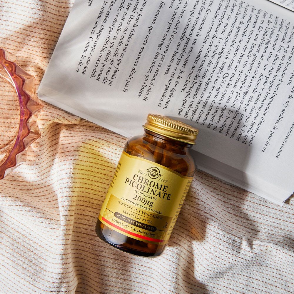 Bruine fles op een boek. Productetiket zichtbaar. Achtergrond onscherp.