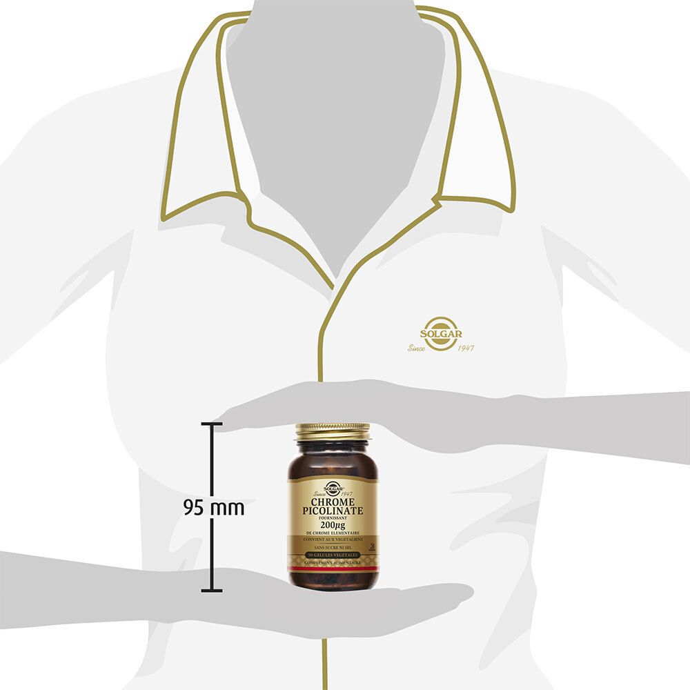 Fles in handen gehouden. 95 mm meting. Productetiket zichtbaar.