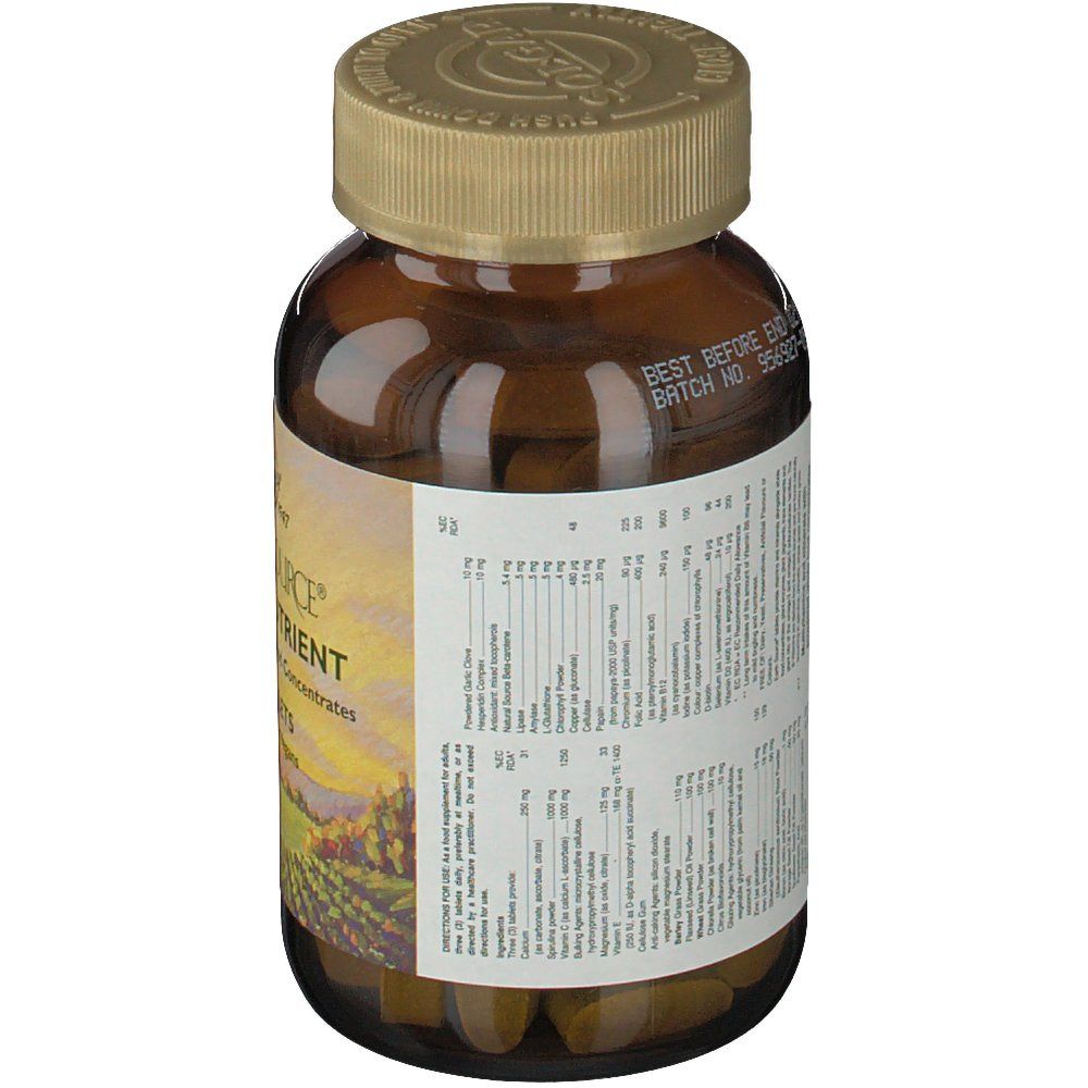 Achteraanzicht van een bruine glazen fles met gouden dop. Etiket met voedingswaarde-informatie en houdbaarheidsdatum.