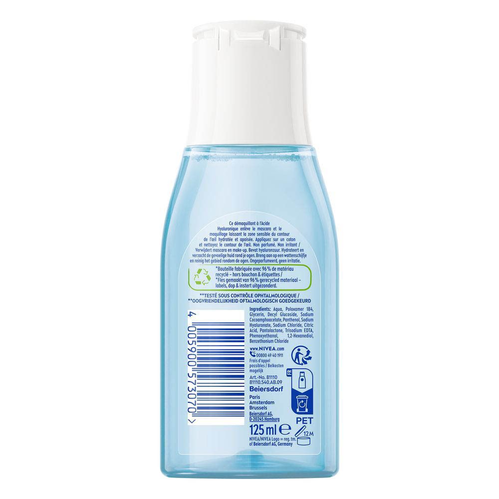Vrouw houdt NIVEA Zachte Oogmake-up Remover voor haar oog.