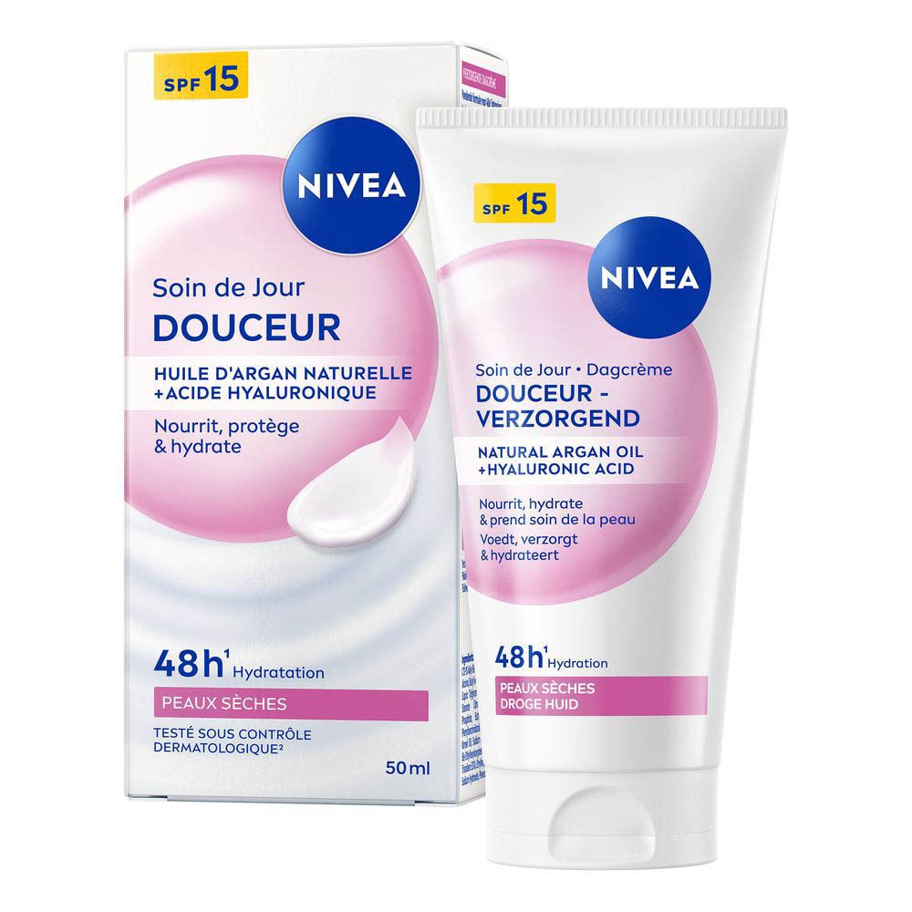 NIVEA Essentials Soin de jour SPF15 dans un emballage rose et blanc.